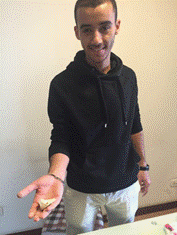 留学生Balim展示“作品” 留学生Balim展示“作品”