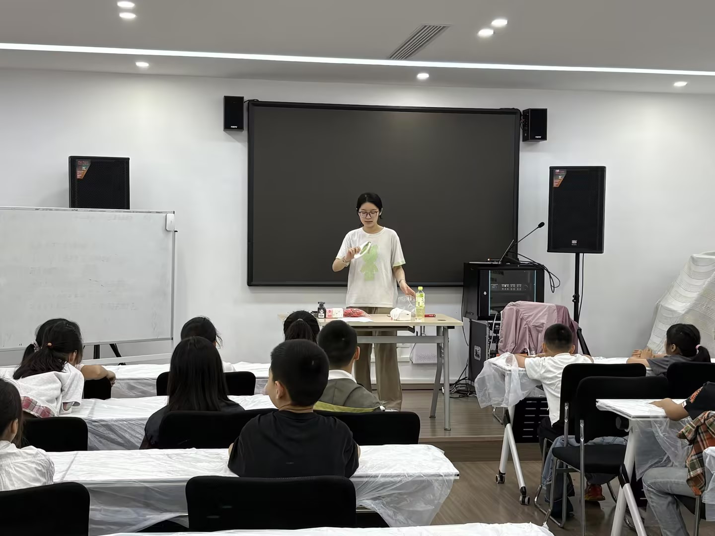墨溅神韵，线构神魂  ——国际商学院青年志愿者服务队  社区支教活动