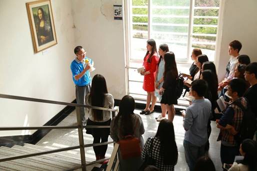 赵院长向师生介绍壁画意义