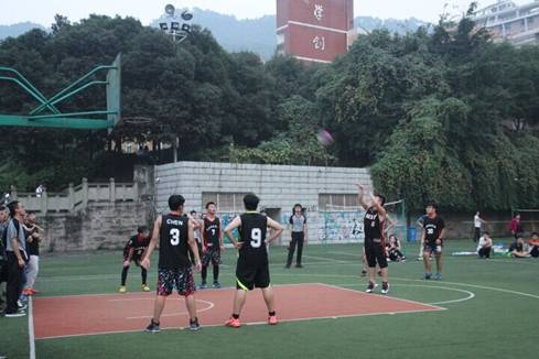 我院队员投篮瞬间