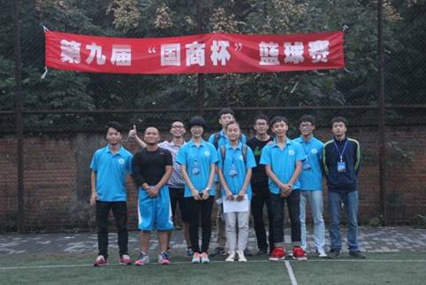 队员与工作人员合影